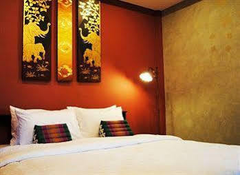Focal Local Bed & Breakfast Bangkok Kültér fotó